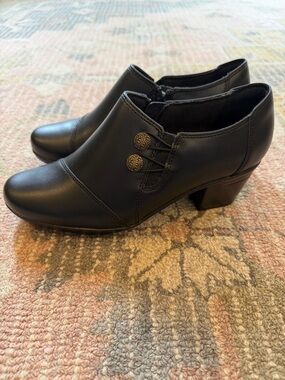 Clark’s women’s Emslie Warren slip on black leather loafers size 7.casual,retro